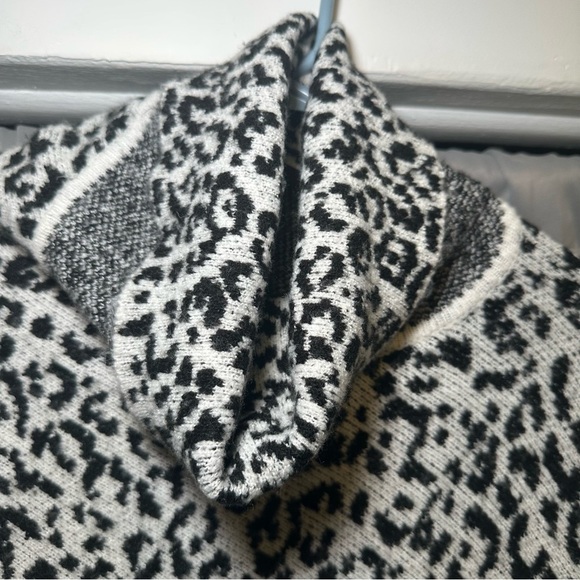 Ann Taylor Asymmetrical Handkerchief Hem Animal Print Turtleneck Fleece Poncho M - Picture 8 of 11